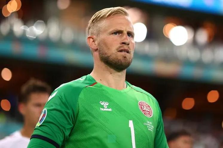 Soccer-Celtic sign Denmark goalkeeper Schmeichel